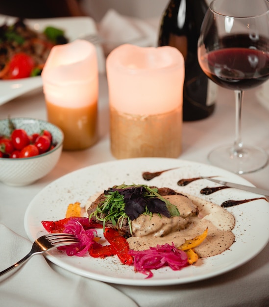 Kolacja przy świecach na stole