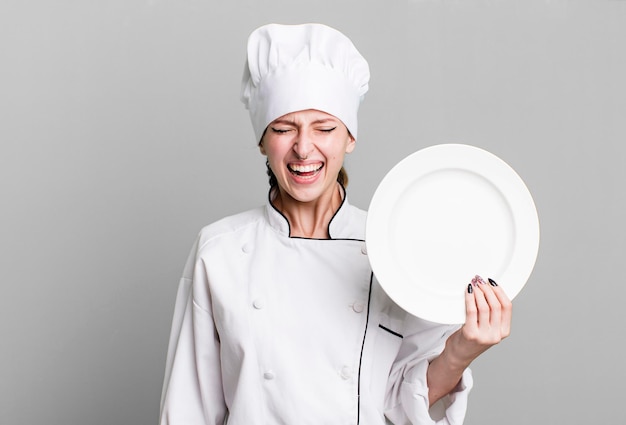 Uśmiechnięty kucharz z talerzem